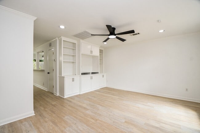 Building Photo - 6114 Kirby Dr