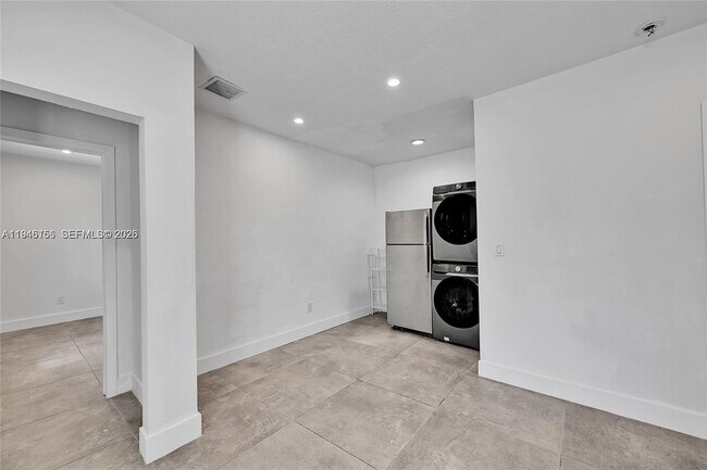 Building Photo - 21 NE 48th St