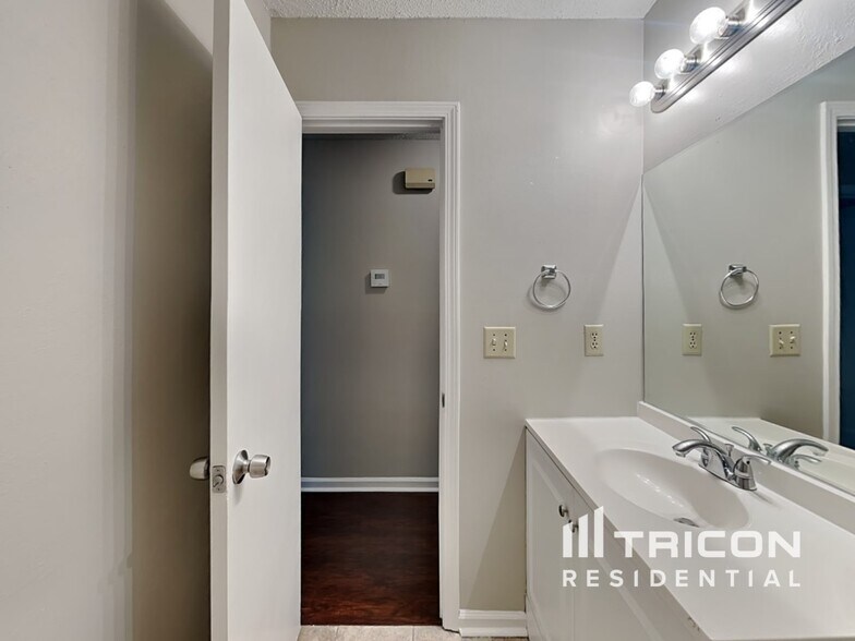 Building Photo - 389 Hillridge Dr