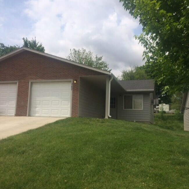 Building Photo - 3 Bedroom, Single-story Townhomes for rent in Newton, IA