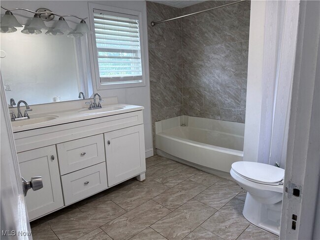 Building Photo - 33520 Bainbridge Rd