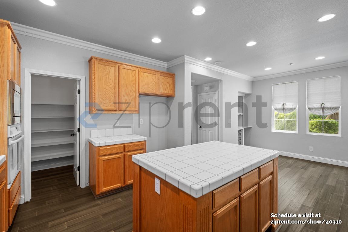 Building Photo - 2862 Safford Ave