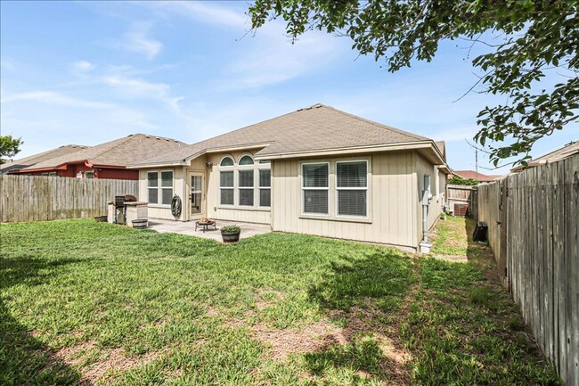 Building Photo - 3906 Las Bahias Dr