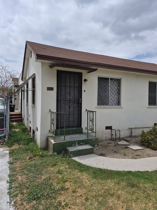 Building Photo - 8665 S Gate Ave