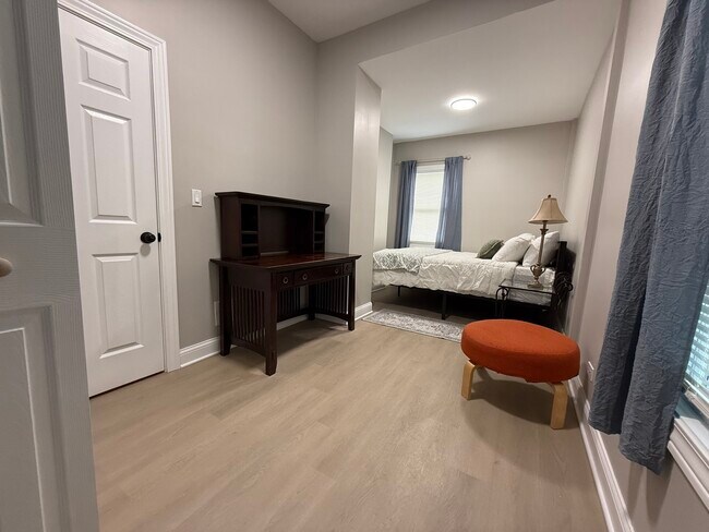 Building Photo - 3049 N Avers Ave