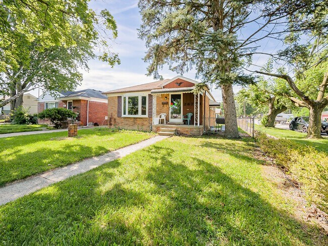 Building Photo - Charming 3-Bedroom Ranch in the Heart of Garden City