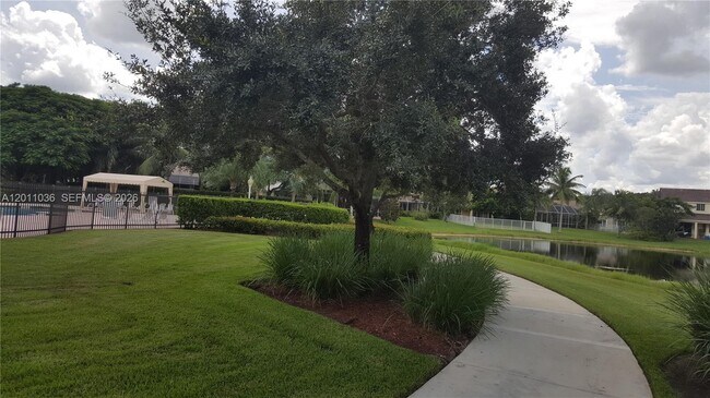 Building Photo - 897 Briar Ridge Rd