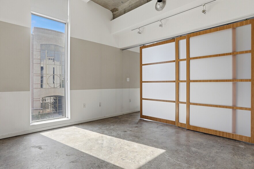 Building Photo - 112 E Clay St