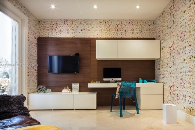 Building Photo - 1651 NE 196th St