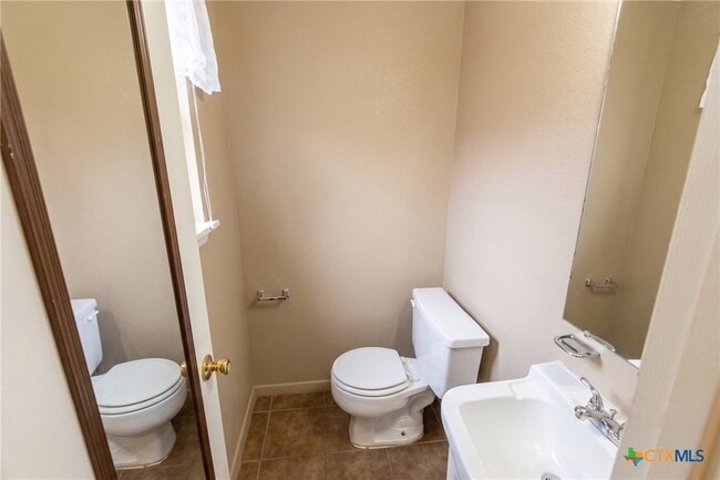 Building Photo - 703 Traci Dr