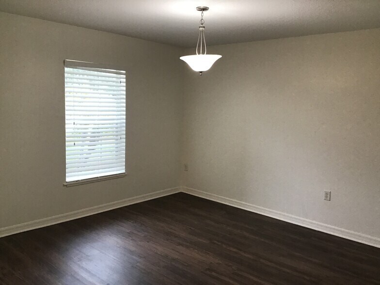 Building Photo - 5449 NW Wisk Fern Cir