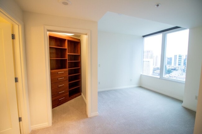 Building Photo - 1bd/1.5ba Bellevue Condo