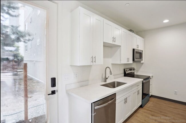 Building Photo - Spacious Townhome – Husky now leasing!