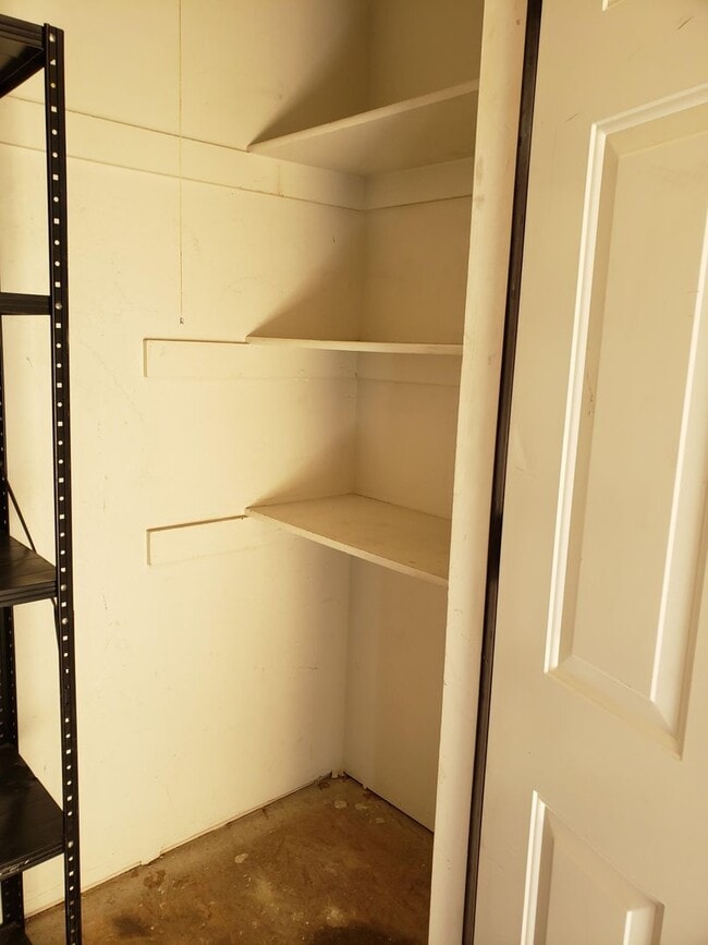 Building Photo - 2 bed / 1 bath in 4 Plex