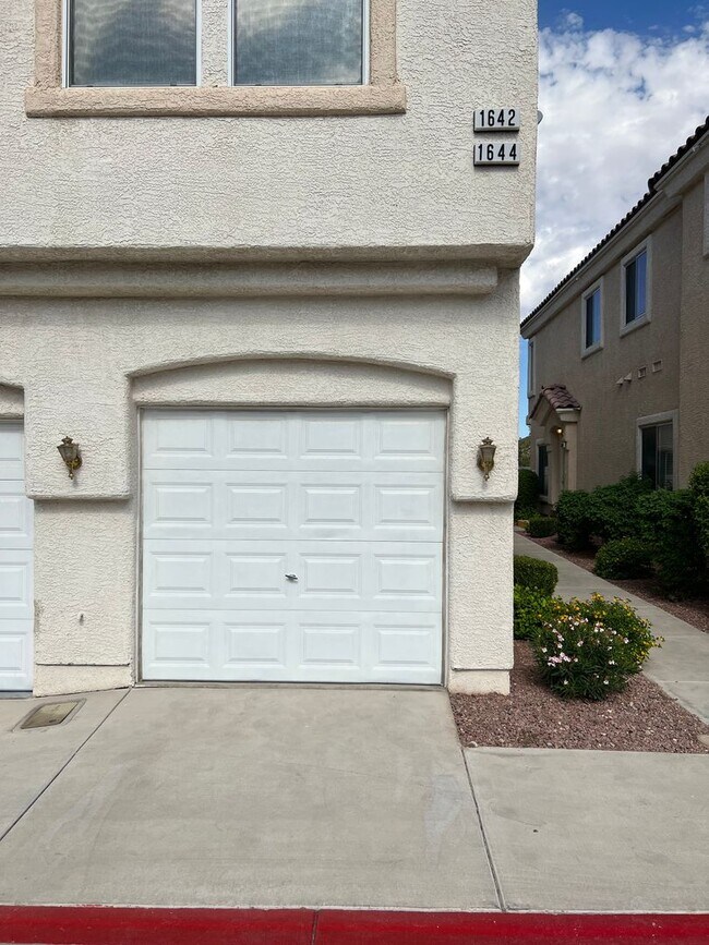 Building Photo - BEAUTIFUL 2BD/2BA SOUTHEAST