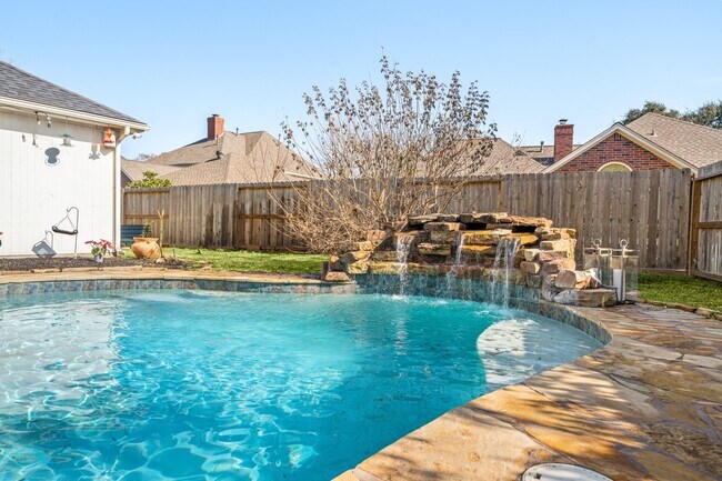 Building Photo - 5007 Cambridge St