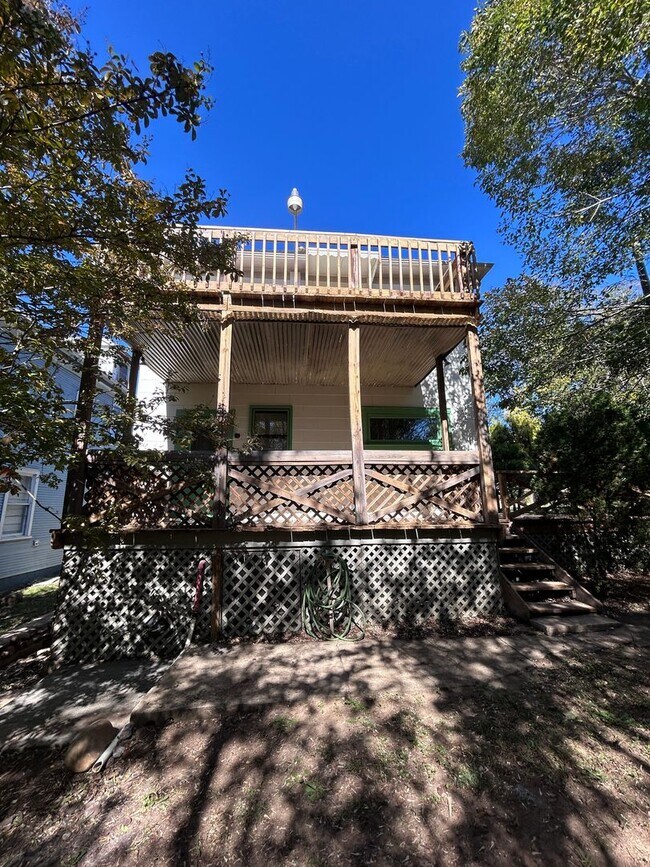 Building Photo - Spacious 3 BR home, Minutes to Medical Cen...