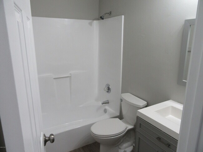 Building Photo - 1302 Grace Ave