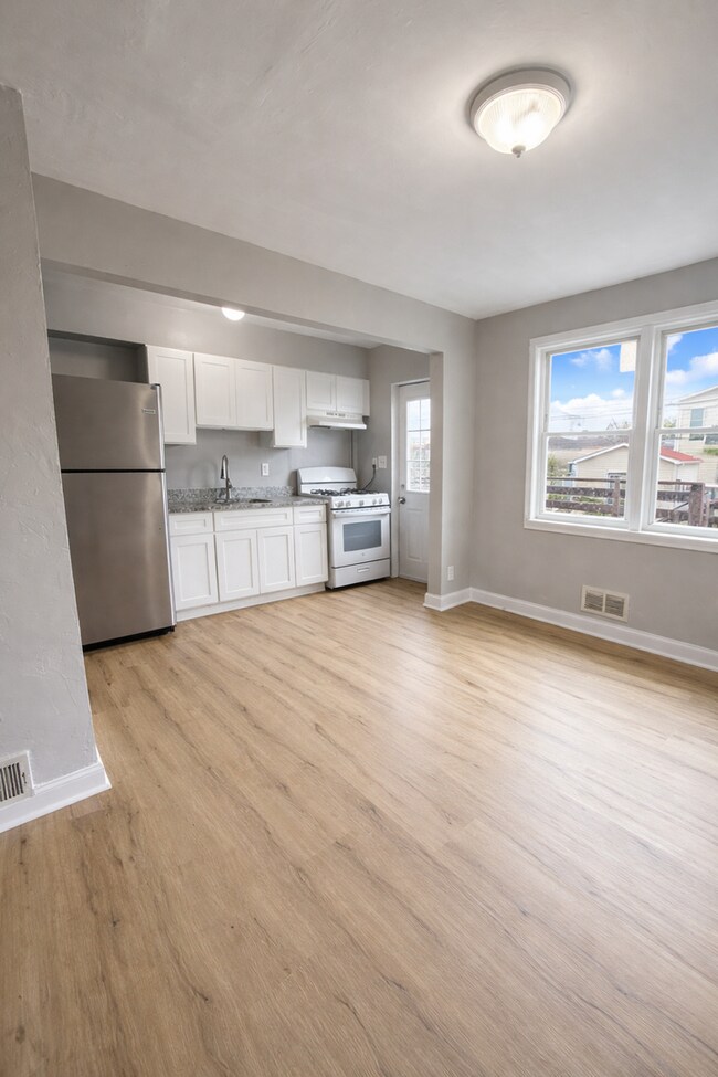 Building Photo - Home with Modern Kitchen, Finished Basement & Backyard Deck