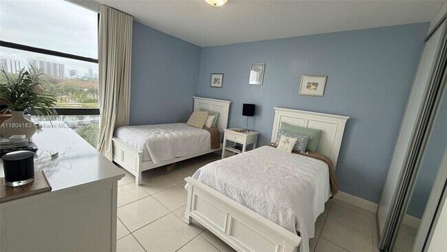Building Photo - 3625 N Country Club Dr