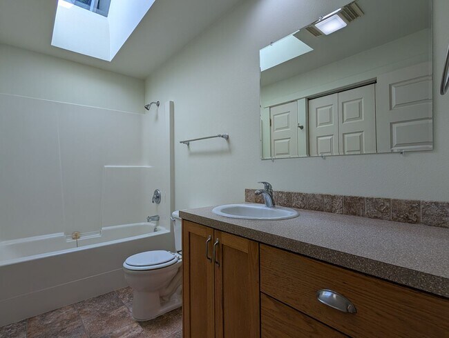 Building Photo - Great 2bed/1bath Duplex with large yard!