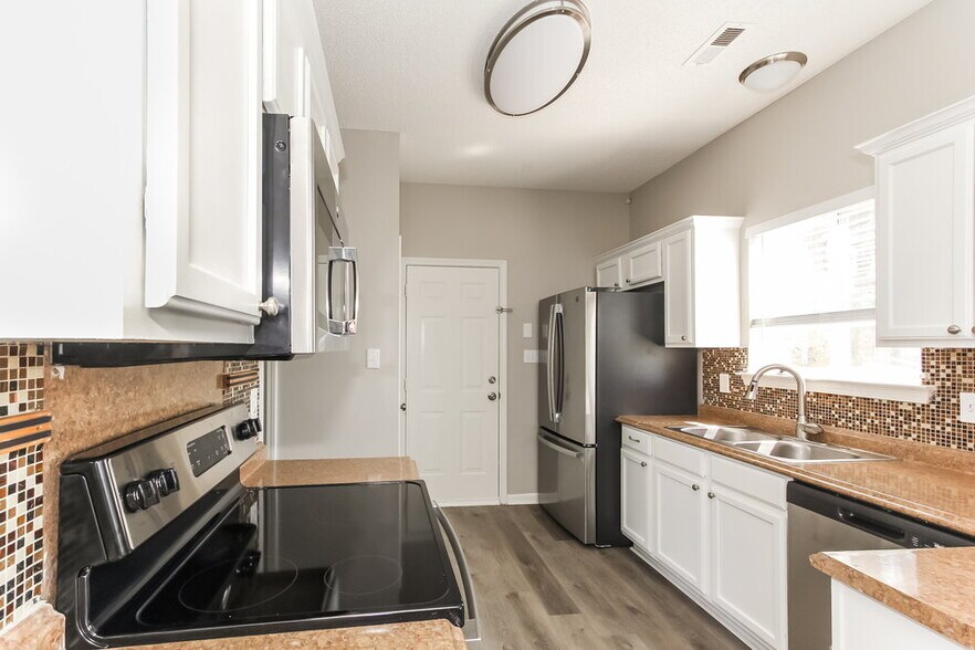 Building Photo - 6116 Red Clover Ln