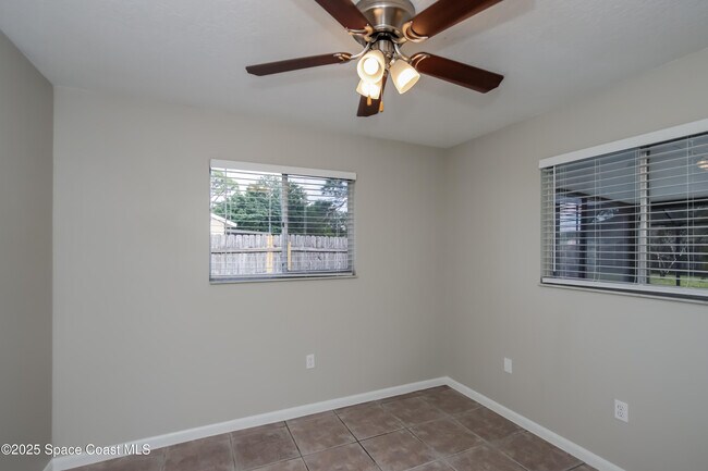 Building Photo - 1130 Emerald Rd SE