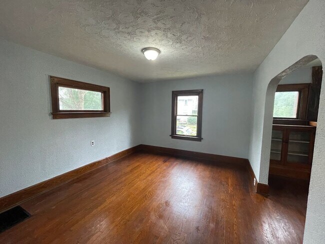 Building Photo - Three bedroom one bathroom home for rent