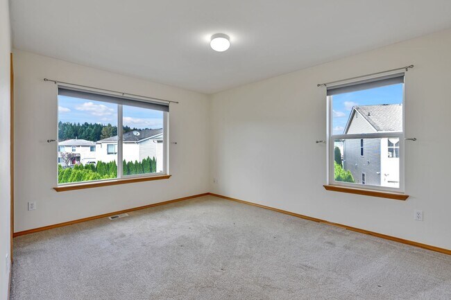 Building Photo - 4 BED & 2.5 SINGLE FAMILY HOUSE FOR RENT