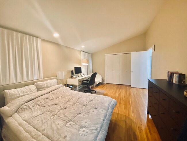 Building Photo - 14 Windsor Rd