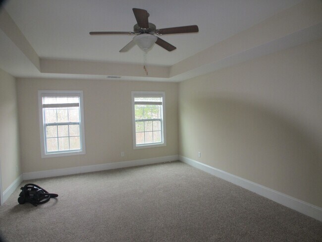 Building Photo - Beautiful move-in ready located in the Mil...