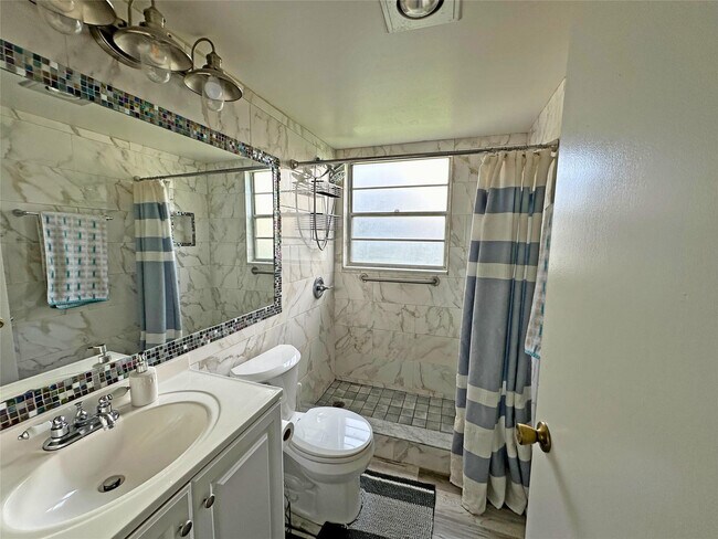 Building Photo - 543 Mansfield M