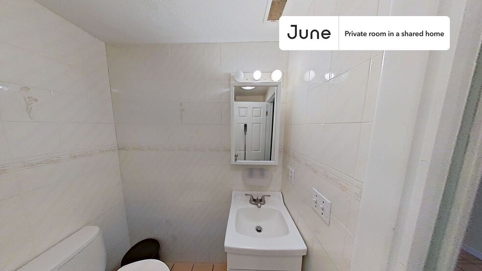 Building Photo - Private bedroom in 3 bed/2 bath Home