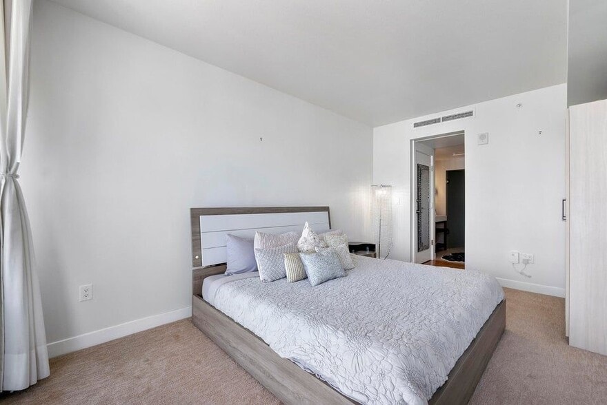 Building Photo - 3101 Bayshore Dr