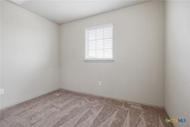 Building Photo - 131 Lake Gln