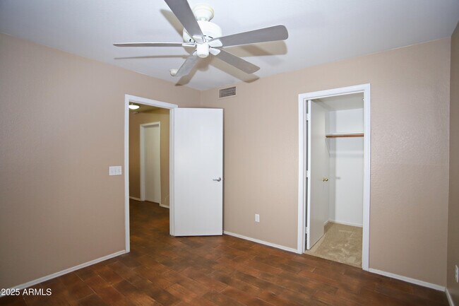 Building Photo - 842 N Naples Dr