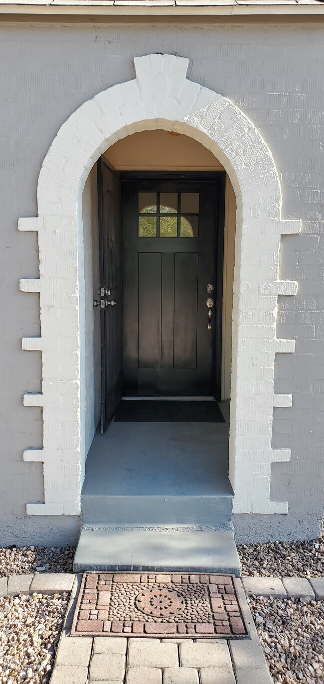 Building Photo - 1927 W Holly St