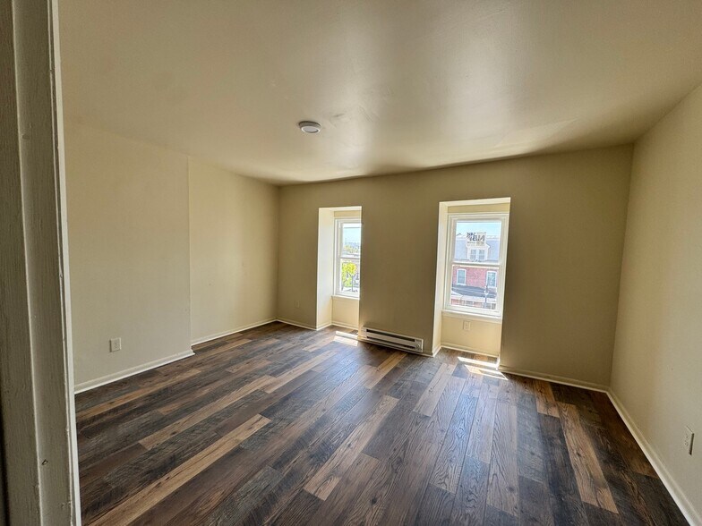 Building Photo - 1105 W 4th St