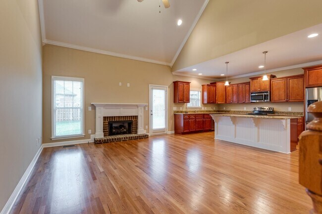 Building Photo - 4-Bed/3-Bath with Bonus Rm. in Spring Hill!