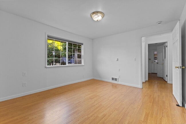 Building Photo - 4bd/2ba Seattle House