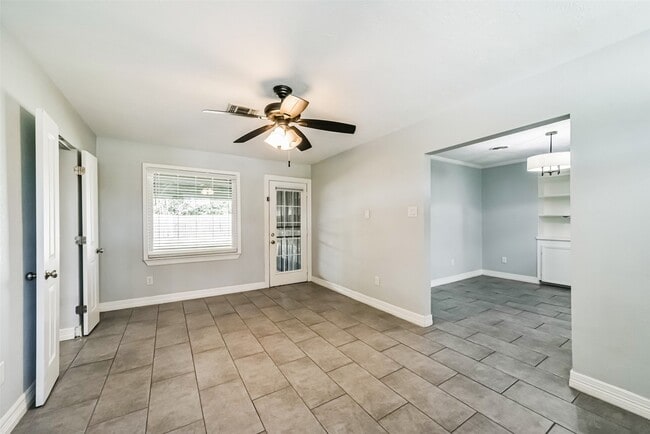 Building Photo - 4702 Maple St