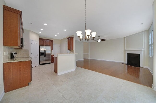 Building Photo - Lovely 3 Bed 2.5 Bath Townhome in Blakeny