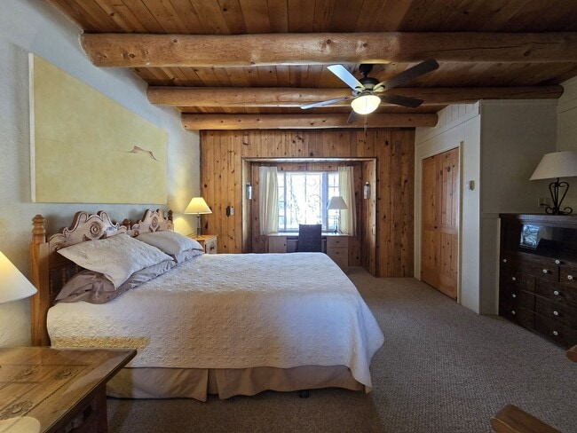 Building Photo - 1489 Bishops Lodge Rd