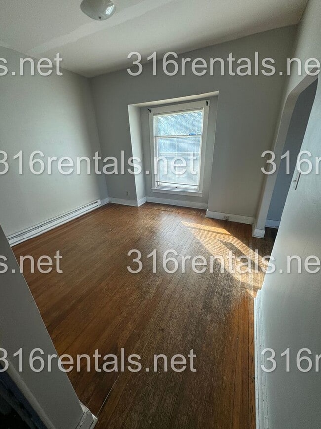 Building Photo - $825 - 2 bed 1 bath - Duplex