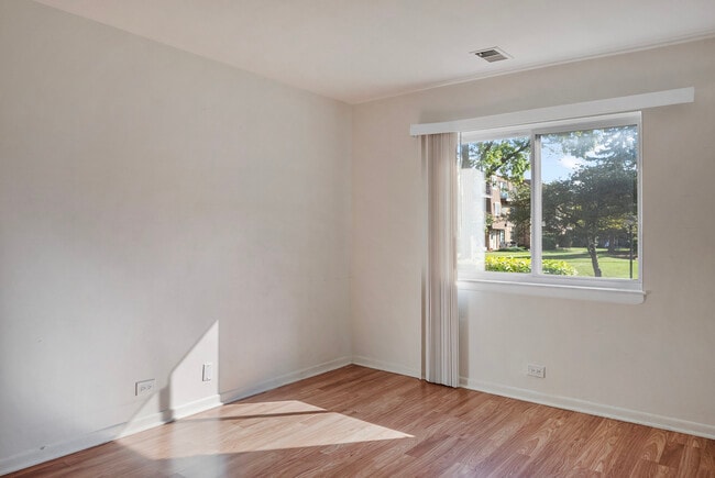 Building Photo - 9418 Bay Colony Dr