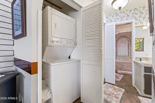 Building Photo - 322 N Cleopatra St