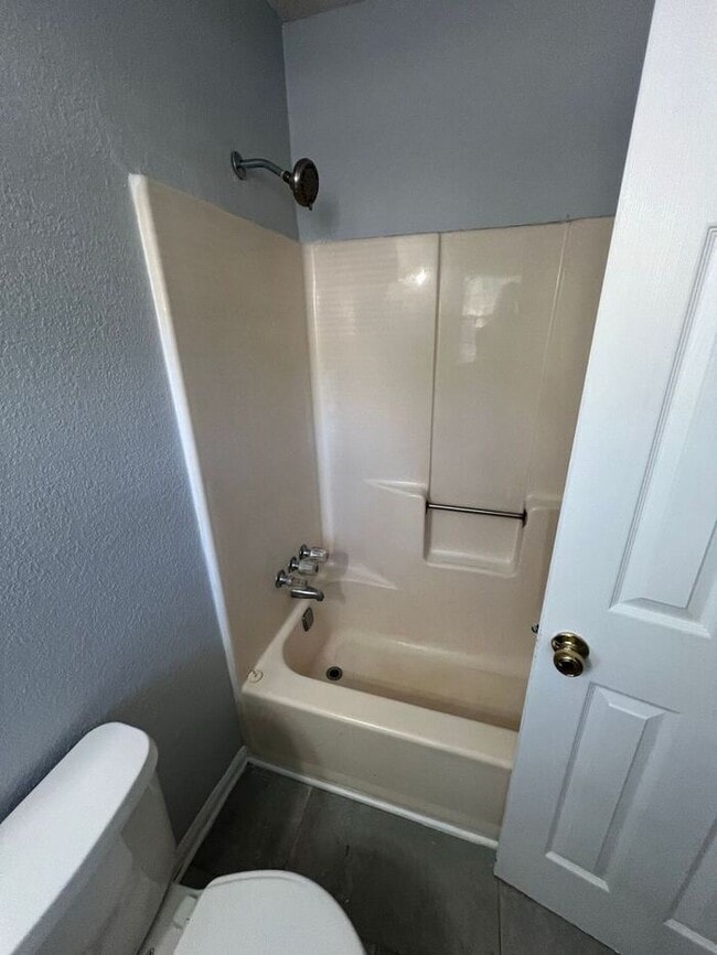 Building Photo - READY NOW!!! 2 Bedroom 2 Bath Ranch Duplex!!!