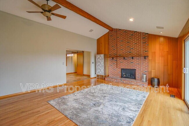 Building Photo - 6904 NE 70th St