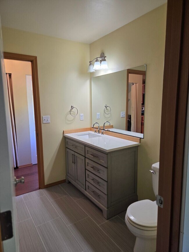 Building Photo - Craftsman Style 3 Bed/2 Bath Home - Bremerton