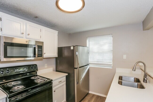 Building Photo - 3900 Dogwood Ct